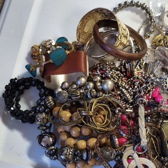 Mixed Bag Of Jewelry lot 100 - Picture 3 of 4